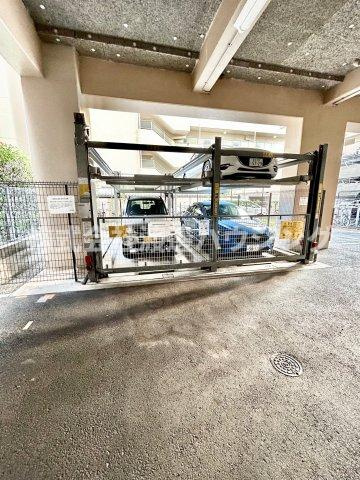 ドゥーエ江坂Ⅰの駐車場