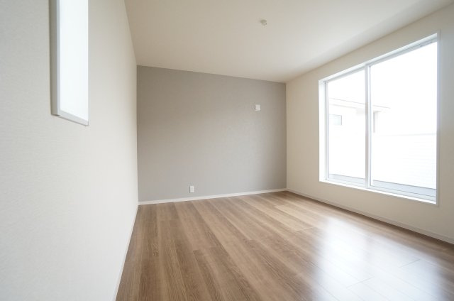 リーブルガーデン武豊町桜ケ丘2丁目　2号棟の洋室|2階7.5帖の主寝室はグレーのアクセントクロスが落ち着いた雰囲気の明るい居室。