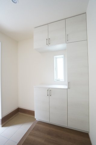 リーブルガーデン武豊町桜ケ丘2丁目　2号棟の玄関|玄関のシューズボックス♪