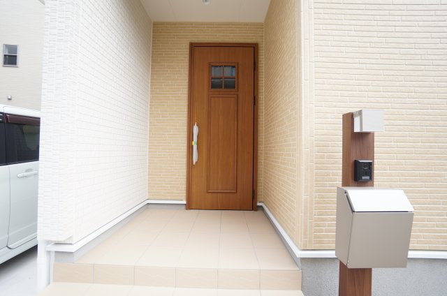 リーブルガーデン武豊町桜ケ丘2丁目　2号棟の玄関|サムターンセキュリティーの玄関ドアとポスト