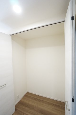 リーブルガーデン武豊町桜ケ丘2丁目　2号棟の収納|1階廊下のクローゼットはファミリークローゼットとしてお使いいただけます。