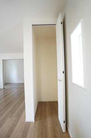 リーブルガーデン武豊町桜ケ丘2丁目　2号棟の収納|キッチンのパントリーは食料品や日用品のストック場所として嬉しいスペース