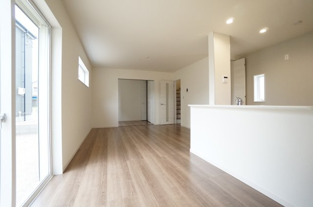 リーブルガーデン武豊町桜ケ丘2丁目　2号棟の居間・リビング|3帖洋室とつながる16帖リビングは南向きで明るい陽射しが差し込む空間