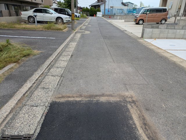 リーブルガーデン武豊町桜ケ丘2丁目　2号棟の前面道路含む現地写真|●○前面道路○●