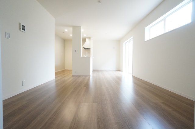 リーブルガーデン武豊町桜ケ丘2丁目　2号棟の居間・リビング|16帖リビングは南向きの明るい空間♪