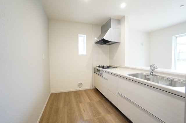 リーブルガーデン武豊町桜ケ丘2丁目　2号棟のキッチン|使いやすいシステムキッチンは、ご家族と顔を合わせながらお料理が出来て家族との楽しい時間を過ごせそうです！！