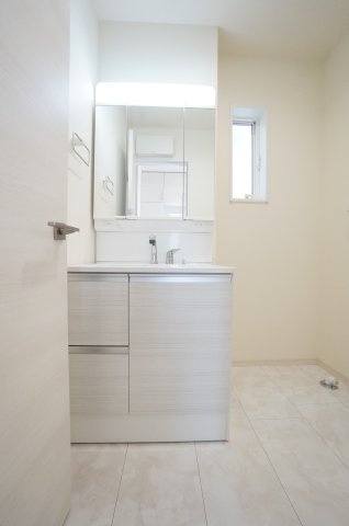 リーブルガーデン武豊町桜ケ丘2丁目　2号棟の独立洗面台|シャワー付き洗面化粧台は、伸ばせる水栓で洗面台でのシャンプーや洗い物に便利な仕様です。