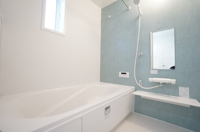 リーブルガーデン武豊町桜ケ丘2丁目　2号棟の浴室|1坪の広さで1日の疲れを癒すくつろぎのバスタイム！浴室乾燥暖房機付きで冬には浴室を暖めることが出来ます。