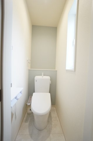 リーブルガーデン武豊町桜ケ丘2丁目　2号棟のトイレ|1階2階にトイレがあり、家族の朝の身支度時間もスムーズに！温水洗浄便座で冬は暖かく快適です！！