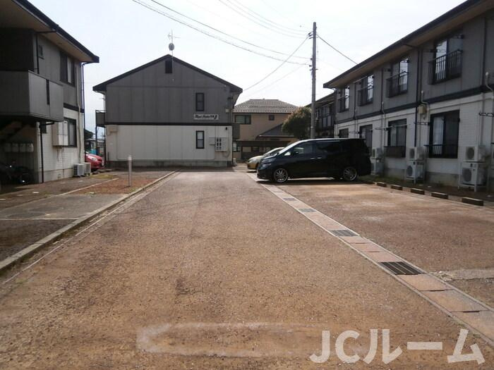 ロイヤルガーデン子安 Eの駐車場