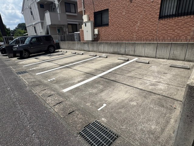 プリミエール梅坪の駐車場