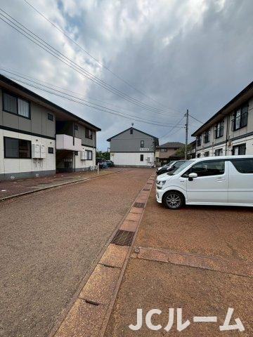ロイヤルガーデン子安 Fの駐車場
