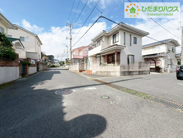 日立市相田町2丁目　中古戸建の前面道路含む現地写真|閑静な住宅街なので、車庫入れも楽々です(*^^*)