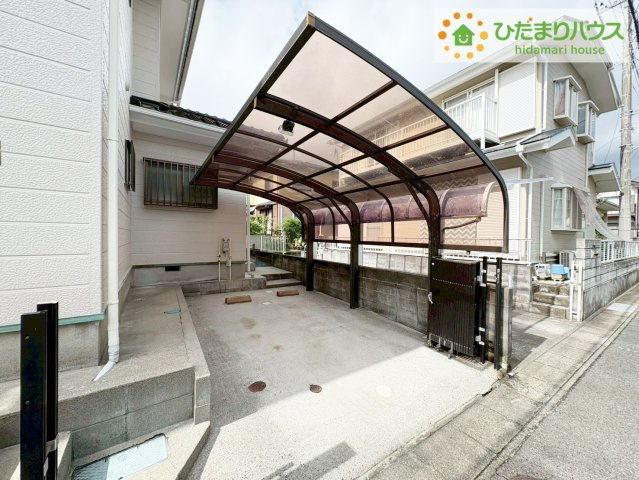 日立市相田町2丁目　中古戸建の駐車場|カースペース２台ＯＫ！前面道路も幅が広いため車庫入れも安心です(^^)/