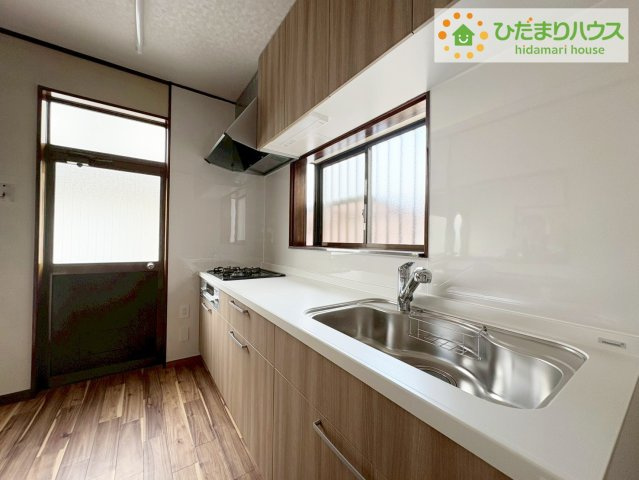 日立市相田町2丁目　中古戸建のキッチン|ワイドなキッチンスペースなので、2品、3品同時に作れちゃいますね( *´艸｀)