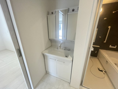 【独立洗面台】 | うるま市与那城Ⅱ（全2棟）ラスト1号棟 | 1号棟　三面鏡付き洗髪洗面化粧台♪