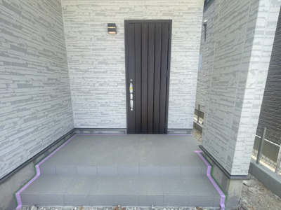 【玄関】 | うるま市与那城Ⅱ（全2棟）ラスト1号棟 | 1号棟　ゆとりある玄関♪