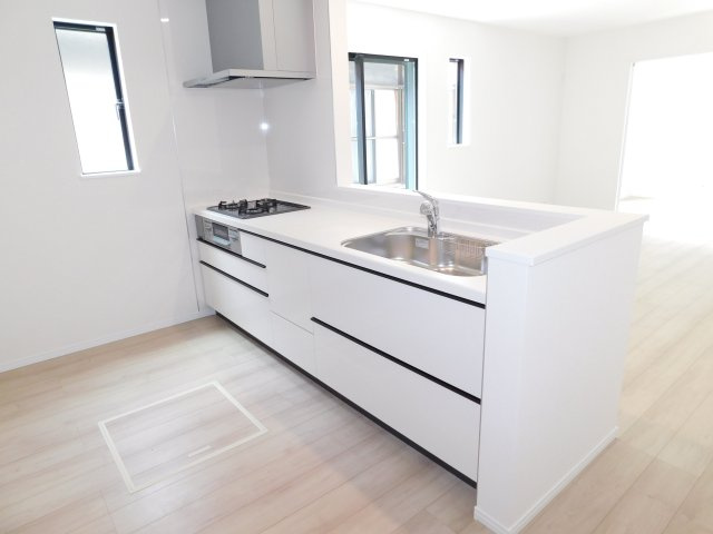北名古屋市二子屋敷の新築一戸建のキッチン|◇キッチン◇　　人気の対面式・人造大理石カウンターシステムキッチン・浄水機能付ハンドシャワー・スローインクローズレール・薄型換気扇・静音仕様シンク・Ｓｉセンサーコンロ（３口）・床下収納庫