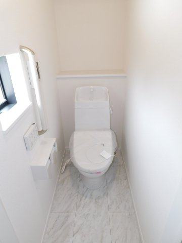 北名古屋市二子屋敷の新築一戸建のトイレ|◇トイレ◇　　１・２階シャワートイレ　節水タイプ　リモコンパネル付き