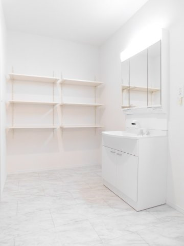 北名古屋市二子屋敷の新築一戸建の独立洗面台|◇洗面室◇　　広い洗面室！　可動棚付きリネン収納♪　三面鏡シャワードレッサー