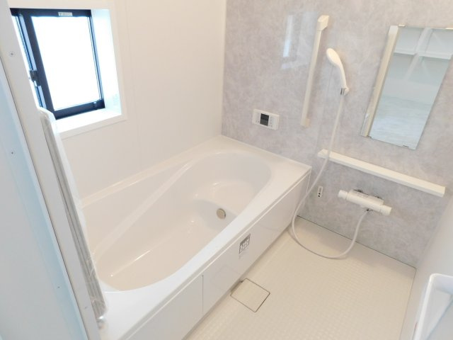 北名古屋市二子屋敷の新築一戸建の浴室|◇浴室◇　　広い１坪サイズ（LIXIL）・保温浴槽・エコベンチ浴槽・追い焚き・オートバス・浴室暖房乾燥機・キレイサーモフロア・バリアフリーバス・浴室窓あり