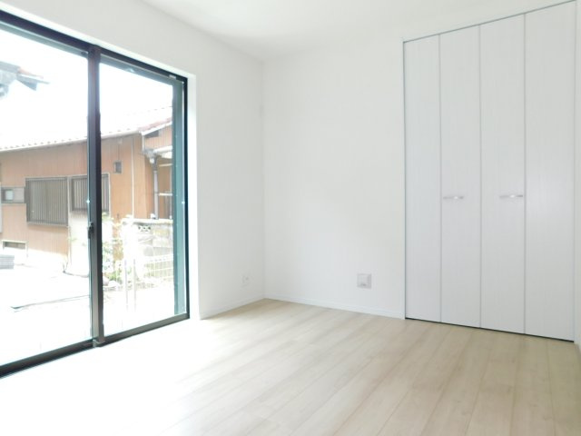 北名古屋市二子屋敷の新築一戸建の洋室|◇１階洋室◇　　南面で明るい洋室約４．５帖　全居室収納完備♪　リビングと続き間で利用できます！