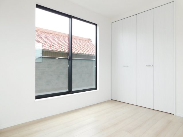 北名古屋市二子屋敷の新築一戸建の洋室|◇２階洋室◇　　南面で明るい洋室約５．７５帖　全居室収納完備♪　バルコニー付き！