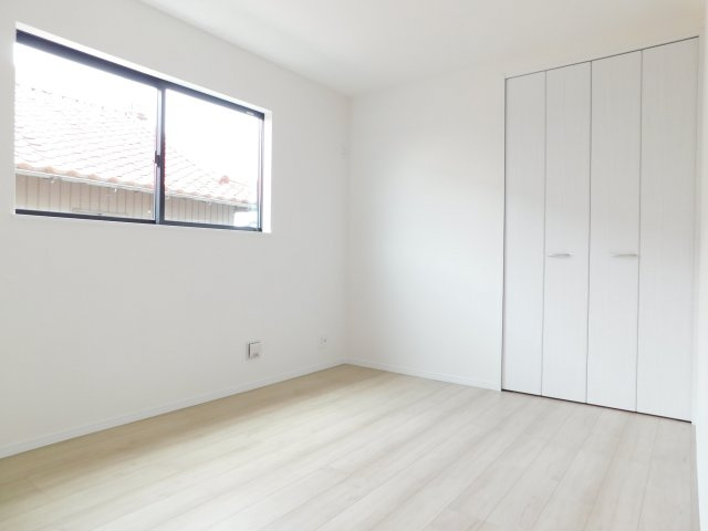 北名古屋市二子屋敷の新築一戸建の洋室|◇２階洋室◇　　南面で明るい洋室約６．０帖　全居室収納完備♪