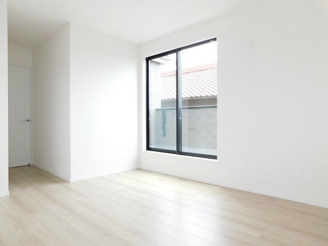 北名古屋市二子屋敷の新築一戸建の洋室|◇２階洋室◇　　南面で明るい洋室約８．０帖　全居室収納完備♪　バルコニー付き！