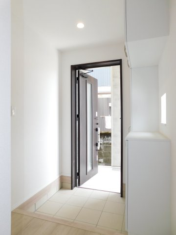 北名古屋市二子屋敷の新築一戸建の玄関|◇玄関◇　　家族の履物がしっかり収納できるシューズ収納！　玄関がスッキリ片付きます♪　