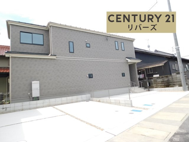 北名古屋市二子屋敷の新築一戸建の前面道路含む現地写真|◇ラスト１棟◇　　新価格！！いつでも見学出来ます♪（お問合せ当日、平日、水曜、夜間でもＯＫ）　駐車並列２台ＯＫ！　全居室南向き♪　続き間ＬＤＫ１９．６２帖！　南面に人工芝の庭付き♪