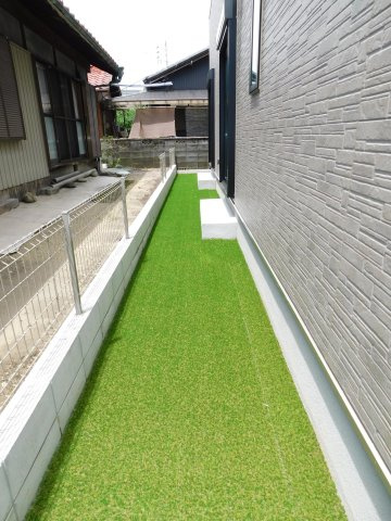 北名古屋市二子屋敷の新築一戸建の庭|◇庭◇　　南面に人工芝の庭付き♪　