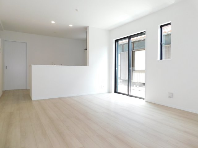 北名古屋市二子屋敷の新築一戸建の居間・リビング|◇リビング◇　　南面で明るいリビング約１５．１２帖　リビングや庭の様子が見渡せる対面キッチン♪