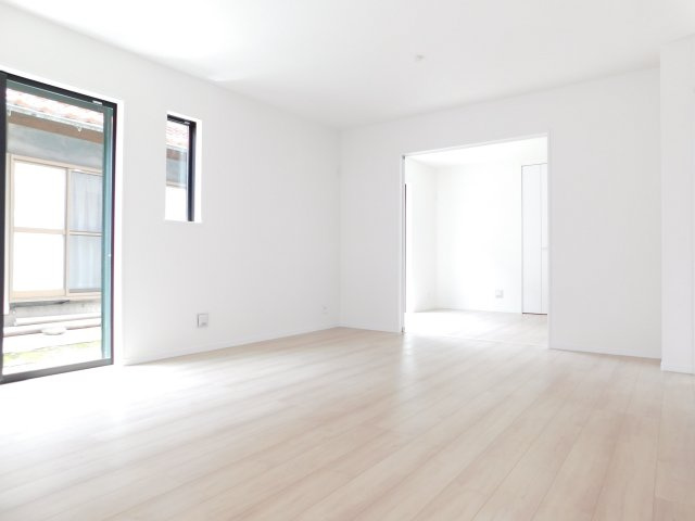 北名古屋市二子屋敷の新築一戸建の居間・リビング|◇リビング◇　　南面で明るいリビング約１５．１２帖　隣の洋室と続き間で約１９．６２帖の広々空間になります♪