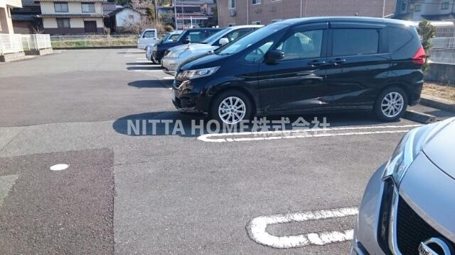 フィーレＢの駐車場|敷地内に駐車場も完備★