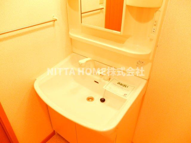 フィーレＢの洗面所|シャワー付きの洗面台朝の準備も楽々です◎