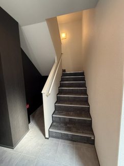 【ロビー】 | 管理の行き届いたロビー　階段も音が響きにくい絨毯になっています