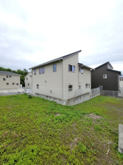 【外観】 | 北側と東側は分譲地公園　隣家を気にせず生活出来ます。