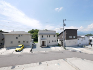 【駐車場】 | バルコニーから南側を望む　新しい家が建ち並ぶ新しい街並み