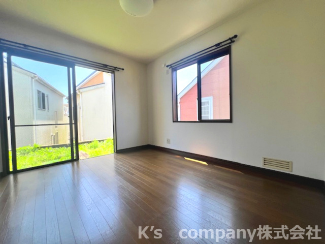 ◎藤沢市打戻　中古戸建の居間・リビング|窓からは明るい陽射しが差し込みます☆