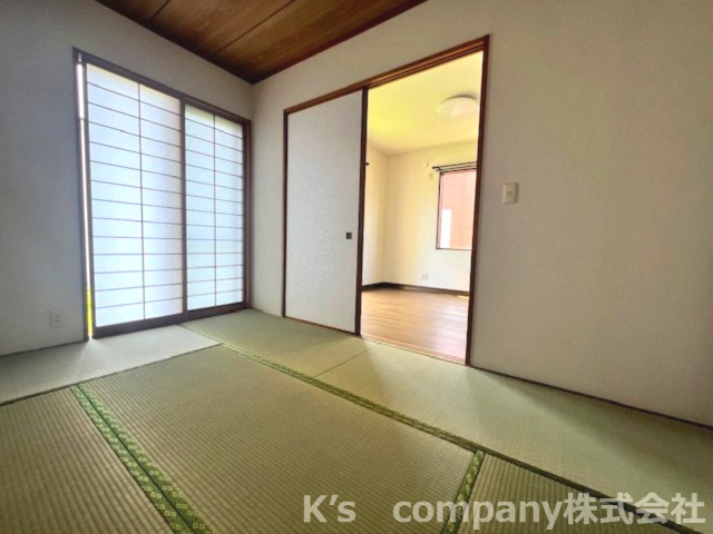 ◎藤沢市打戻　中古戸建の和室|リビング横の和室は襖を開けると開放的にお使いいただけます☆