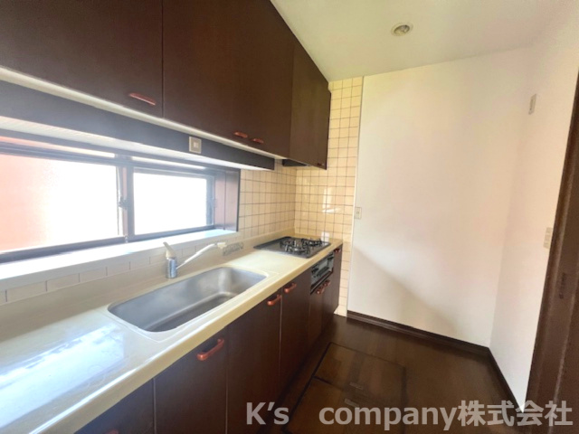 ◎藤沢市打戻　中古戸建のキッチン|窓からは明るい陽射しが差し込みます♪