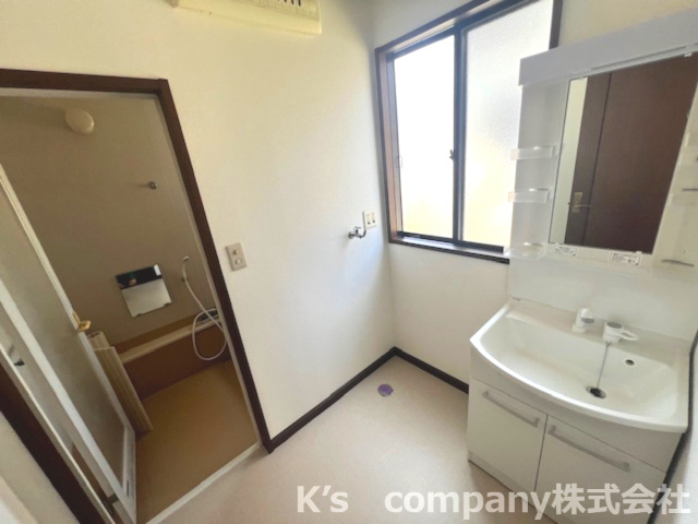 ◎藤沢市打戻　中古戸建の脱衣所|窓でしっかり換気も可能な脱衣所スペースです♪