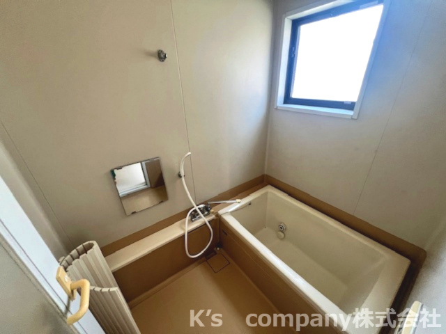 ◎藤沢市打戻　中古戸建の浴室|窓からの光が温かい浴室です☆