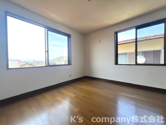 ◎藤沢市打戻　中古戸建の寝室|2面採光で明るく、通風も良好な洋室は寝室にもおすすめです♪