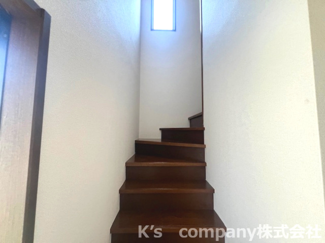 ◎藤沢市打戻　中古戸建の内装|シックな色合いの階段は、お子様がいるご家庭でも汚れが目立ちません☆