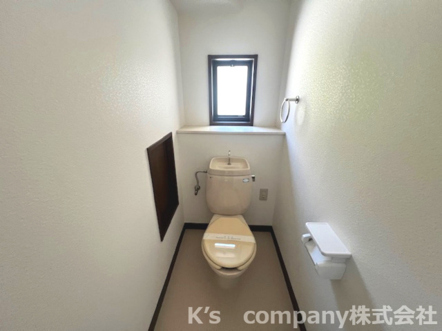 ◎藤沢市打戻　中古戸建のトイレ|トイレには窓があり、換気も良好です☆