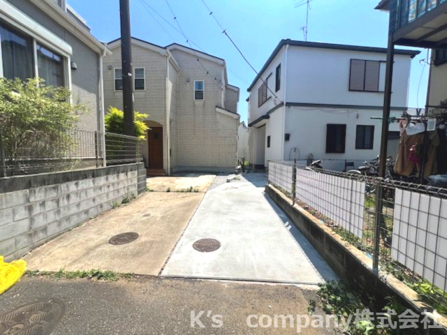 ◎藤沢市打戻　中古戸建の駐車場|右部分が間口、駐車場スペースになります♪