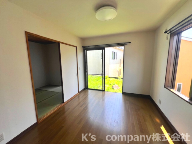 ◎藤沢市打戻　中古戸建の居間・リビング|リビングの窓からは庭の緑を眺めることができます♪