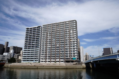 【外観】 | 【上質リノベ】ルミナス舟入本町リバーフロント | 【耐震性】
耐震性の高さを判断するポイントは、
建築確認申請日が1981年6月1日以降の
新耐震基準に適合しているかどうか。
震度６程度の大地震でも
建物が崩壊しないレベルが基準になりました。